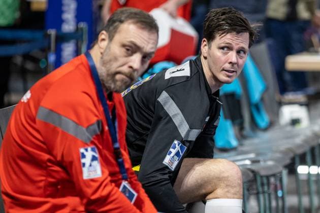 07 02 2023, Berlin, Handball, EHF European League, Group D, Matchday 7, Max Schmeling Halle Fuechse Berlin vs HC Motor Zaporozhye Berlins Hans Lindberg follows the match Fuechse Berlin HC Motor Zaporozhye