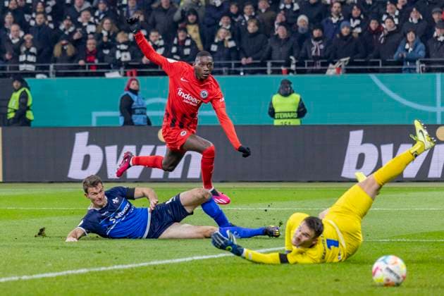 Bilder des Jahres 2023, Sport 02 Februar Sport Themen der Woche KW06 Sport Bilder des Tages DFB Pokal: Eintracht Frankfurt - SV Darmstadt 98, Deutsche Bank Park, Frankfurt, 07.02.2023 Randal Kolo Muani (Eintracht Frankfurt 9) & Christoph Zimmermann (SV Darmstadt 98 4) & Marcel Schuhen (SV Darmstadt 98 1),. Eintracht Frankfurt - SV Darmstadt 98, Frankfurt, Deutsche Bank Park, 7.2.2023 *** DFB Pokal Eintracht Frankfurt SV Darmstadt 98, Deutsche Bank Park, Frankfurt, 07 02 2023 Randal Kolo Muani Eintracht Frankfurt 9 Christoph Zimmermann SV Darmstadt 98 4 Marcel Schuhen SV Darmstadt 98 1 , Eintracht Frankfurt SV Darmstadt 98, Frankfurt, Deutsche Bank Park, 7 2 2023 Copyright: xBEAUTIFULxSPORTS Gawlikx