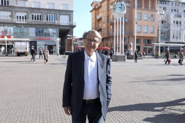 Zagreb: ÄÜiro BlaÅ¾eviÄ‡ dobro raspoloÅ¾en proÅ¡etao glavnim gradskim Trgom 12.04.2022., Zagreb - Trener svih trenera Miroslav Ciro Blazevic, koji se u zadnje vrijeme opet bori s teskom bolescu, prosetao je jutros Trgom bana Josipa Jelacica PatrikxMacek PIXSELL