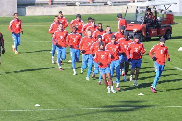 Sport Themen der Woche KW06 Sport Bilder des Tages Mannschaft, Team, Kader, Aufwaermen, laufen, Fussball FC Bayern Muenchen Training an der Saebenerstrasse 08.02.2023 FOTO: Mladen Lackovic LakoPress *** Team, squad, warm up, run, football FC Bayern Muenchen training at Saebenerstrasse 08 02 2023 PHOTO Mladen Lackovic LakoPress