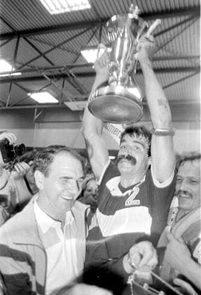 Handball Pokalendspiel vom 18.06.1983: VFL Gummersbach - Tusem Essen: Spieler Heiner Brandt (GM) mit Pokal. *** Handball cup final from 18 06 1983 VFL Gummersbach Tusem Essen player Heiner Brandt GM with cup HM