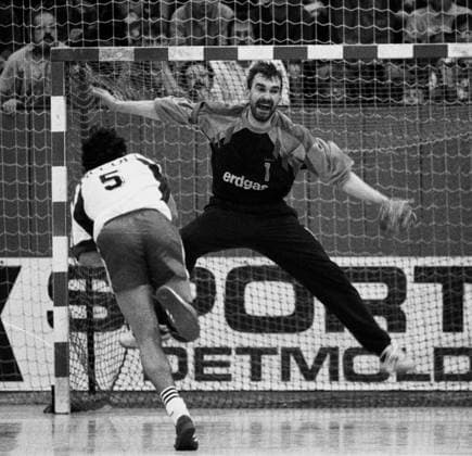 VFL Gummersbach - TBV Lemgo Andreas Thiel hält Siebenmeter 27.04.1991 *** VFL Gummersbach TBV Lemgo Andreas Thiel holds seven-kick 27 04 1991 HM