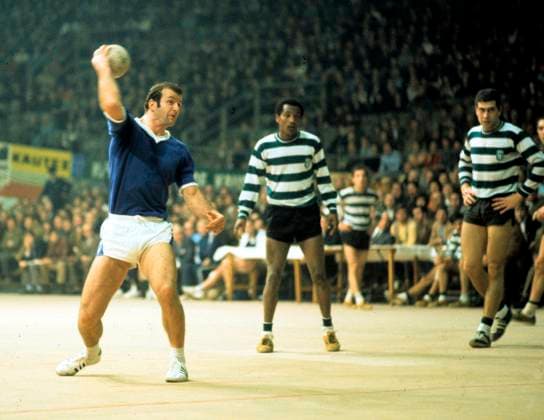 VFL Gummersbach - Sporting Lissabon Helmut Kosmehl wirft aufs Tor *** VFL Gummersbach Sporting Lisbon Helmut Kosmehl throws at goal HM