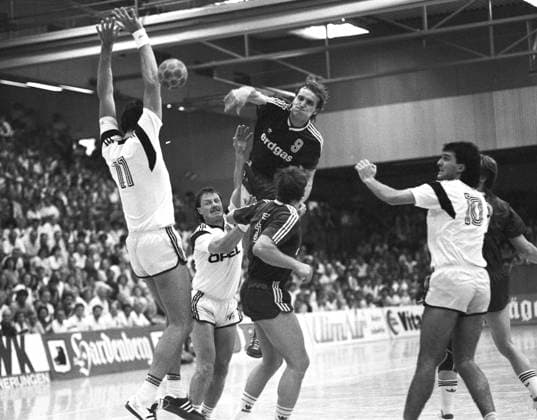 DHB Pokalfinale: VFL Gummersbach - TV Großwallstadt 25.5.1989. Rüdiger Neitzel (GM) wirft aus der zweiten Reihe. *** DHB Cup Final VFL Gummersbach TV Großwallstadt 25 5 1989 Rüdiger Neitzel GM throws from second row HM