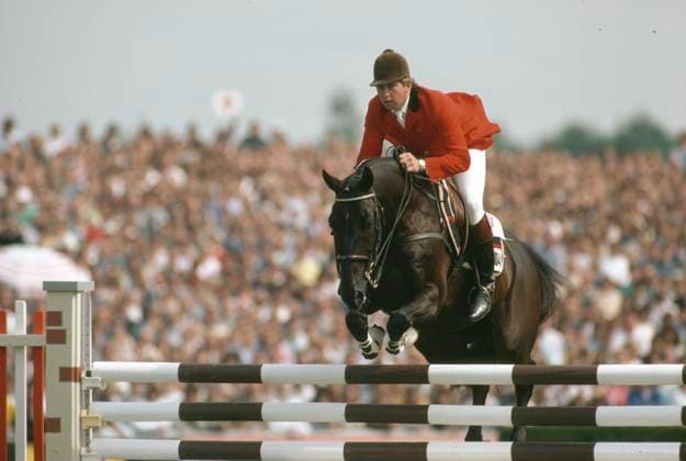 Nick Skelton reitet bei der Weltmeisterschaft 1986 in Aachen zum 3.Platz Damals gab es noch Pferdewechsel Hier sitzt er auf dem Pferd Jappeloup de Luze des Konkurrenten Pierre Durand der Vierter wurde *** Nick Skelton rides to 3rd place at the 1986 World Championships in Aachen At that time there was still a change of horses Here he sits on the horse Jappeloup de Luze of the competitor Pierre Durand who finished fourth