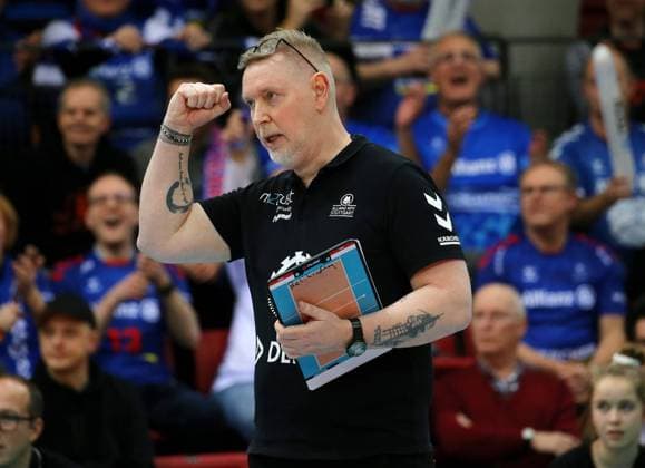 BAU 08 02 Stuttgart Volleyball Allianz MTV Stuttgart vs Tenerife la Laguna, coach Tore Aleksandersen Stuttgart cheers and clenches fist