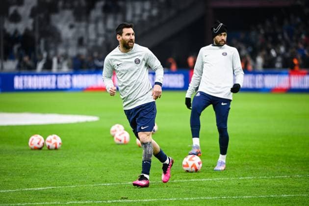 (230209) -- MARSEILLE, Feb. 9, 2023 -- Paris Saint-Germain s Neymar (R) and Lionel Messi warm up before the French Cup round of 16 football match between Olympique de Marseille (OM) and Paris Saint-Germain (PSG) at the Velodrome stadium in Marseille, Feb. 8, 2023. (Photo by Clement Mahoudeau Xinhua) (SP)FRANCE-MARSEILLE-FOOTBALL-FRENCH CUP-PSG VS OM CxLEMENTMAHOUDEAUgaojing 