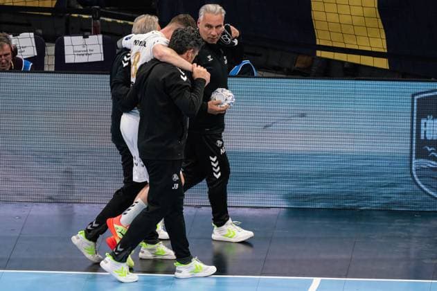 Niclas Ekberg THW Kiel 18 has to leave the field with injury THW Kiel vs Industria Kielce, handball, EHF Champions League, group stage, match day 11, season 2022 2023, 09 02 2023 Press photo Marcel von Fehrn THW Kiel vs Industria Kielce, handball, EHF Champions League, group stage, match day 11, season 2022 2023, 09 02 2023 Kiel Copyright: xEibner-Pressefoto MarcelxvonxFehrnx EP_EER