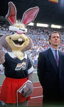 10.06.88 Italien - Deutschland Deutschland, Düsseldorf, 10.06.1988, Fussball, Europameisterschaft EM 1988 in Deutschland, Italien - Deutschland (1:1): v.l. Berni (Maskottchen), Franz Beckenbauer (Trainer Deutschland). *** 10 06 88 Italy Germany Germany, Düsseldorf, 10 06 1988, football, European Championship EM 1988 in Germany, Italy Germany 1 1 v l Berni mascot , Franz Beckenbauer coach Germany