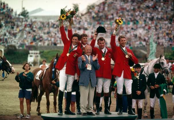Goldmesaille für das Team der deutschen Springreiter Ludger Beerbaum und Ulrich Kirchoff *** Gold medal for the team of German show jumpers Ludger Beerbaum and Ulrich Kirchoff