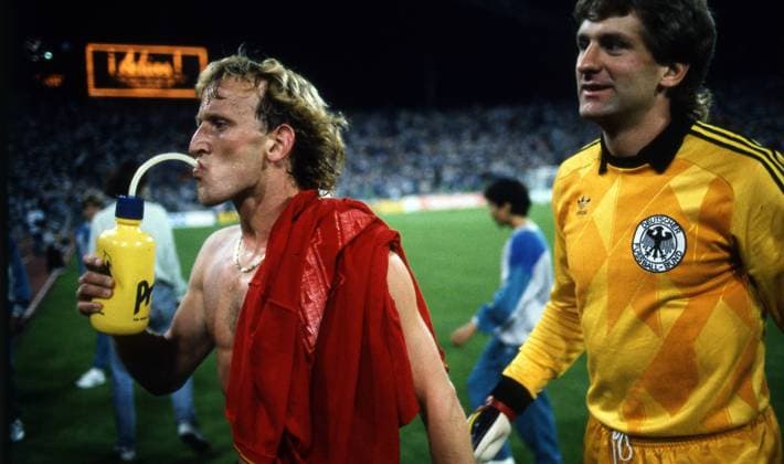 17.06.88 Deutschland - Spanien Deutschland, München, 17.06.1988, Fussball, Europameisterschaft EM 1988 in Deutschland, Deutschland - Spanien (2:0): v.l. Andreas Brehme, Eike Immel (beide Deutschland). *** 17 06 88 Germany Spain Germany, Munich, 17 06 1988, Football, European Championship EM 1988 in Germany, Germany Spain 2 0 v l Andreas Brehme, Eike Immel both Germany