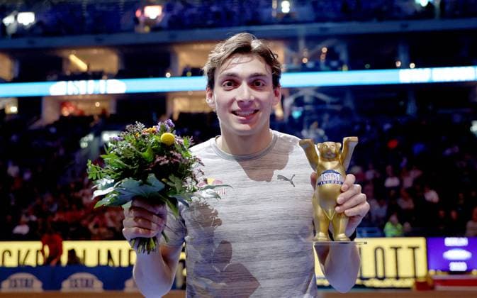 Bilder des Jahres 2023, Sport 02 Februar Sport Themen der Woche KW06 Sport Bilder des Tages 230210 Armand Duplantis of Sweden poses after Men s Pole Vault during the athletics gala ISTAF Berlin on February 10, 2023 in Berlin. Photo: Ronny Hartmann BILDBYRAN kod XY XY0004 friidrott athletics friidrett diamond league bbeng Istaf Berlin jubel *** 230210 Armand Duplantis of Sweden poses after Men s Pole Vault during the athletics gala ISTAF Berlin on February 10, 2023 in Berlin Photo Ronny Hartmann BILDBYRAN code XY XY0004 athletics athletics diamond league bbeng Istaf Berlin jubel,  Copyright: RonnyxHartmann BB230210ZM017