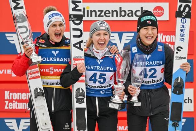 Bilder des Jahres 2023, Sport 02 Februar Sport Themen der Woche KW06 Sport Bilder des Tages NORDIC SKIING - FIS WC Hinzenbach HINZENBACH,AUSTRIA,11.FEB.23 - NORDIC SKIING, Ski jumping, Skispringen, Ski, nordisch - FIS World Cup, normal hill, qualification, ladies. Image shows Eva Pinkelnig, Chiara Kreuzer (AUT) and Nozomi Maruyama (JPN).  GEPAxpictures xChristianxMoser