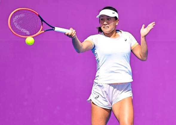 Qatar TotalEnergies Open 2023 Claire Liu of United States in action during her 1st round Qualifying match against Dayana Yastremska of Ukraine at the WTA, Tennis Damen Qatar TotalEnergies Open tennis tournament at the Khalifa International Tennis Complex in Doha, Qatar, 11 February 2023 Doha Qatar  Copyright: xNoushadxThekkayilx originalFilename:varittyakkal-wtaqatar230211_nptIw.jpg