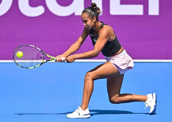 Qatar TotalEnergies Open 2023 Leylah Fernandez of Canada in action during her 1st round Qualifying match against Jasmine Paolini of Italy at the WTA, Tennis Damen Qatar TotalEnergies Open tennis tournament at the Khalifa International Tennis Complex in Doha, Qatar, 11 February 2023 Doha Qatar  Copyright: xNoushadxThekkayilx originalFilename:varittyakkal-wtaqatar230211_npTE5.jpg