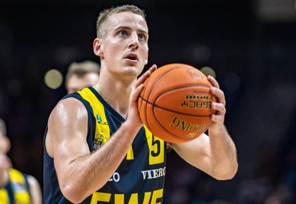 11 02 2023, Berlin, Basketball, 1 Bundesliga, easyCredit BBL, Hauptrunde, 20 Spieltag, Mercedes Benz Arena ALBA Berlin EWE Baskets Oldenburg Trey Drechsel III of EWE Baskets Oldenburg holds the ball ready for the free throw ALBA Berlin EWE Baskets Oldenburg