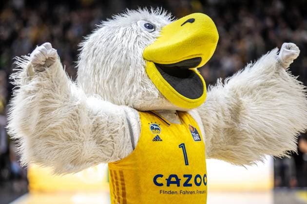11 02 2023, Berlin, Basketball, 1 Bundesliga, easyCredit BBL, Hauptrunde, 20 Spieltag, Mercedes Benz Arena ALBA Berlin EWE Baskets Oldenburg Albas mascot Albatros cheers on the fans ALBA Berlin EWE Baskets Oldenburg
