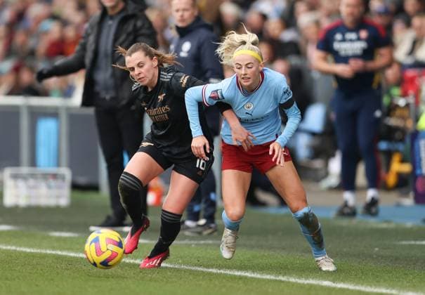 Sport Themen der Woche KW06 Sport Bilder des Tages Manchester, England, 11th February 2023. Chloe Kelly of Manchester City battles for possession with Noelle Maritz of Arsenal during the The FA Women s Super League match at the Academy Stadium, Manchester. Picture credit should read: Cameron Smith Sportimage SPI-2213-0098 EDITORIAL USE ONLY. No use with unauthorised audio, video, data, fixture lists, club league logos or live services. Online in-match use limited to 120 images, no video emulation. No use in betting, games or single club league player publications.