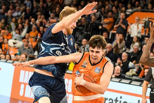 Sport Themen der Woche KW06 Sport Bilder des Tages GER, BBL, ratiopharm Ulm vs MLP Academics Heidelberg 11.02.2023, ratiopharm arena, Neu-Ulm, GER, BBL, ratiopharm Ulm vs MLP Academics Heidelberg, im Bild Juan Nunez (Ulm, 17) setzt sich gegen Maximilian Ugrai (Heidelberg, 8) durch *** GER, BBL, ratiopharm Ulm vs MLP Academics Heidelberg 11 02 2023, ratiopharm arena, New Ulm, GER, BBL, ratiopharm Ulm vs MLP Academics Heidelberg, in picture Juan Nunez Ulm, 17 prevails against Maximilian Ugrai Heidelberg, 8 nordphotoxGmbHx xHafner nph00200