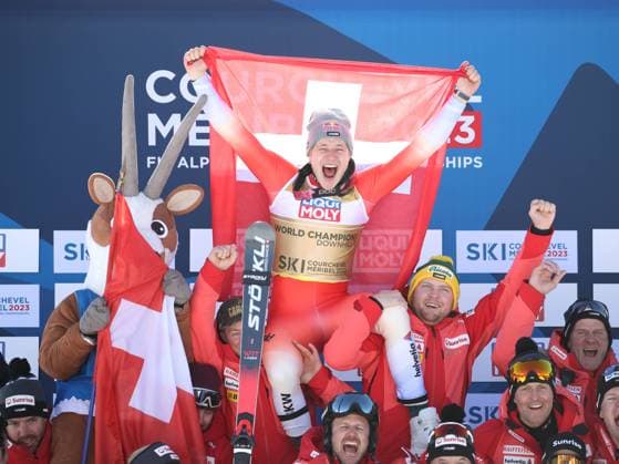 Bilder des Jahres 2023, Sport 02 Februar Sport Themen der Woche KW06 Sport Bilder des Tages ALPINE SKIING - FIS Ski WC Courchevel Meribel COURCHEVEL,FRANCE,12.FEB.23 - ALPINE SKIING - FIS Alpine World Ski Championships, downhill, men. Image shows the rejoicing of Marco Odermatt (SUI) with team SUI.  GEPAxpictures xMathiasxMandl
