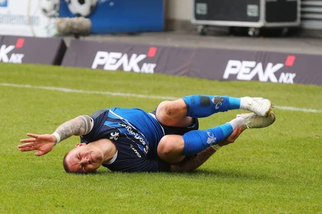 Sport Themen der Woche KW06 Sport Bilder des Tages 12.02.2023, xtvx, Fussball 2.Bundesliga, SV Darmstadt 98 - Eintracht Braunschweig emspor, emonline, v.l. Verletzung Phillip Tietz (SV Darmstadt 98) (DFL DFB REGULATIONS PROHIBIT ANY USE OF PHOTOGRAPHS as IMAGE SEQUENCES and or QUASI-VIDEO) Darmstadt *** 12 02 2023, xtvx, football 2 Bundesliga, SV Darmstadt 98 Eintracht Braunschweig emspor, emonline, v l injury Phillip Tietz SV Darmstadt 98 DFL DFB REGULATES PROHIBIT ANY USE OF PHOTOGRAPHS as IMAGE SEQUENCES and or QUASI VIDEO Darmstadt