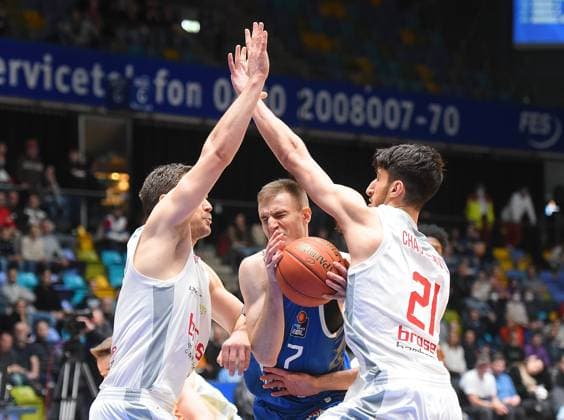 Sport Themen der Woche KW06 Sport Bilder des Tages 12.02.2023, xhbx, Basketball BBL Bundesliga, Frankfurt Skyliners - Brose Bamberg emspor, v.l. Jaromir Bohacik (Brose Baskets Bamberg), Laurynas Beliauskas (Fraport Skyliners Frankfurt), Gabriel Chachashvili (Brose Baskets Bamberg) (DFL DFB REGULATIONS PROHIBIT ANY USE OF PHOTOGRAPHS as IMAGE SEQUENCES and or QUASI-VIDEO) Frankfurt am Main *** 12 02 2023, xhbx, Basketball BBL Bundesliga, Frankfurt Skyliners Brose Bamberg emspor, v l Jaromir Bohacik Brose Baskets Bamberg , Laurynas Beliauskas Fraport Skyliners Frankfurt , Gabriel Chachashvili Brose Baskets Bamberg DFL DFB REGULATIONS PROHIBIT ANY USE OF PHOTOGRAPHS AS IMAGE SEQUENCES AND OR QUASI VIDEO Frankfurt am Main