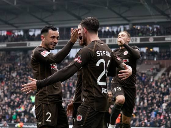 Sport Themen der Woche KW06 Sport Bilder des Tages Das erste Tor fuer St. Pauli in der 72 Spielminute durch Connor Metcalfe (FC St. Pauli 24) Mittelfeld. Freude, Jubel, Emotionen. Manolis Saliakas (FC St. Pauli 02) Abwehr, Verteidigung, Marcel Hartel (FC St. Pauli 10) Mittelfeld, Lukas Daschner (FC St. Pauli 13) Mittelfeld FC St. Pauli vs. 1. FC Kaiserslautern, 2. Bundesliga, Hamburg, Millerntor Stadion, Spielzeit 2022 2023, 20.Spieltag, 12.02.2023 DFL REGULATIONS PROHIBIT ANY USE OF PHOTOGRAPHS AS IMAGE SEQUENCES AND OR QUASI-VIDEO Foto:EIBNER Stephanie Zerbe FC St. Pauli vs. 1.FC Kaiserslautern, 2. Bundesliga, Hamburg, Spielzeit 2022 2023, 20.Spieltag, 12.02.2023 Hamburg *** The first goal for St Pauli in the 72 minute of the game by Connor Metcalfe FC St Pauli 24 midfield joy, jubilation, emotions Manolis Saliakas FC St Pauli 02 defense, defense, Marcel Hartel FC St Pauli 10 midfield, Lukas Daschner FC St Pauli 13 midfield FC St Pauli vs 1 FC Kaiserslautern, 2 Bundesliga, Hamburg, Millerntor Stadium, Season 2022 2023, 20 Matchday, 12 02 2023 DFL REGULATIONS PROHIBIT ANY USE OF PHOTOGRAPHS AS IMAGE SEQUENCES AND OR QUASI VIDEO Foto EIBNER Stephanie Zerbe FC St Pauli vs 1 FC Kaiserslautern, 2 Bundesliga, Hamburg, Season 2022 2023, 20 Matchday, 12 02 2023 Hamburg Copyright: xStephaniexZerbe xEibner-Pressefox EP_EER