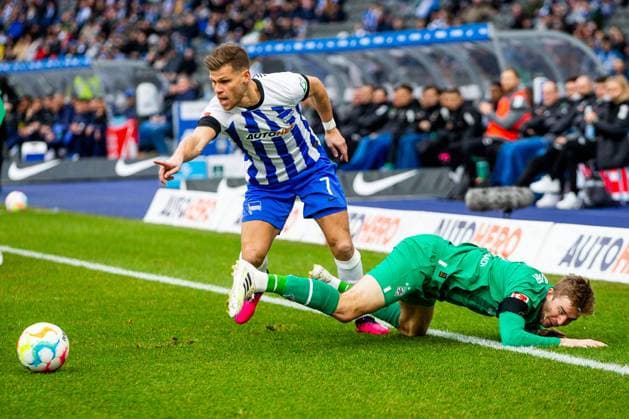 Bilder des Jahres 2023, Sport 02 Februar Sport Themen der Woche KW06 Sport Bilder des Tages 12.02.2023, xfrx, Fussball 1.Bundesliga, Hertha BSC Berlin - Borussia Moenchengladbach emspor, v.l. Florian Niederlechner (Hertha BSC),Christoph Kramer (Borussia Moenchengladbach) (DFL DFB REGULATIONS PROHIBIT ANY USE OF PHOTOGRAPHS as IMAGE SEQUENCES and or QUASI-VIDEO) Berlin *** 12 02 2023, xfrx, football 1 Bundesliga, Hertha BSC Berlin Borussia Moenchengladbach emspor, v l Florian Niederlechner Hertha BSC ,Christoph Kramer Borussia Moenchengladbach DFL DFB REGULATIONS PROHIBIT ANY USE OF PHOTOGRAPHS as IMAGE SEQUENCES and or QUASI VIDEO Berlin