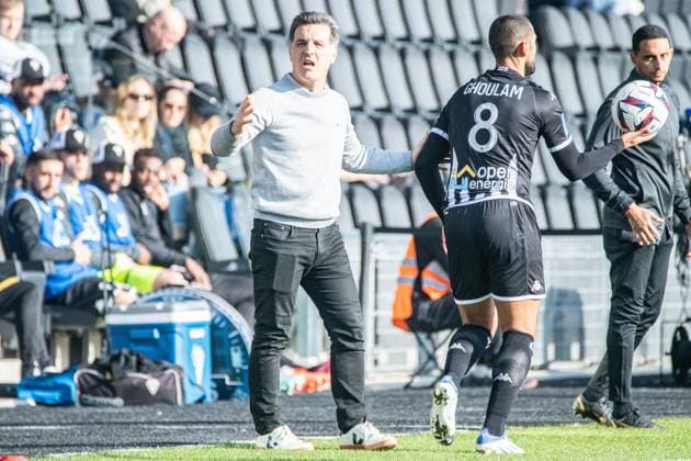 Christophe PÃ lissier (AJ Auxerre) FOOTBALL : Angers SCO vs AJ Auxerre - Ligue 1 - Journee 23 - 12 02 2023 BaptisteAutissier Panoramic 