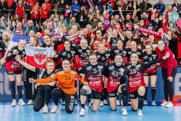 Bilder des Jahres 2023, Sport 02 Februar Sport Themen der Woche KW06 Sport Bilder des Tages Jubel, celebration beim Thueringer HC ueber den Sieg und den Gruppensieg; Siegerfoto vor dem Fanclub Rote Wand , 2 12 2023, Nordhausen (Deutschland), Handball, EHF European League Women, Thueringer HC - Praktiker-Vac *** Jubilation, celebration at Thueringer HC about the victory and the group win Winner photo in front of the fan club Rote Wand , 2 12 2023, Nordhausen Germany , Handball, EHF European League Women, Thueringer HC Praktiker Vac xprx