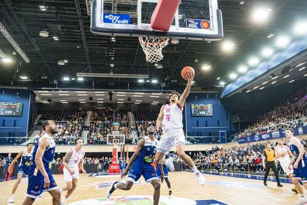Sport Themen der Woche KW06 Sport Bilder des Tages Rostock, Deutschland 12. Februar 2023: 1.BBL - 2022 2023 - Rostock Seawolves vs. Telekom Baskets Bonn v. li. im Zweikampf Selom Mawugbe (Rostock Seawolves) und Collin Anthony Malcolm (Telekom Baskets Bonn) *** Rostock, Germany 12 February 2023 1 BBL 2022 2023 Rostock Seawolves vs Telekom Baskets Bonn v li in duel Selom Mawugbe Rostock Seawolves and Collin Anthony Malcolm Telekom Baskets Bonn Copyright: xFotostandx xVoelkerx