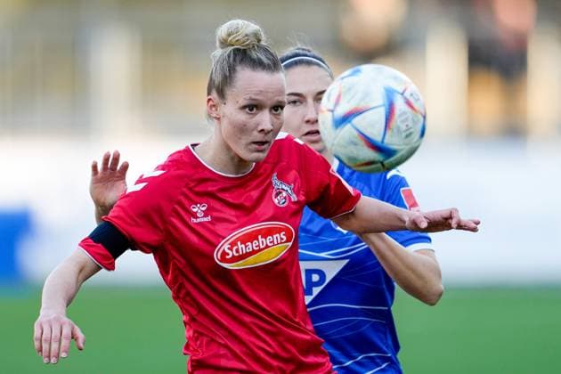 v li Jana Beuschlein Cologne, 23 , Katharina Naschenweng TSG, 9 , duel, tackle, tackling, dynamic, action, action, 12 02 2023, Sinsheim Hoffenheim Germany , football, Flyeralarm Frauen Bundesliga, TSG 1899 Hoffenheim 1 FC Köln, 12 02 2023, Sinsheim Hoffenheim Germany , Football, Flyeralarm Frauen Bundesliga, TSG 1899 Hoffenheim 1 FC Köln, DFB DFL REGULATES PROHIBIT ANY USE OF PHOTOGRAPHS AS IMAGE SEQUENCES AND OR QUASI VIDEO xozx
