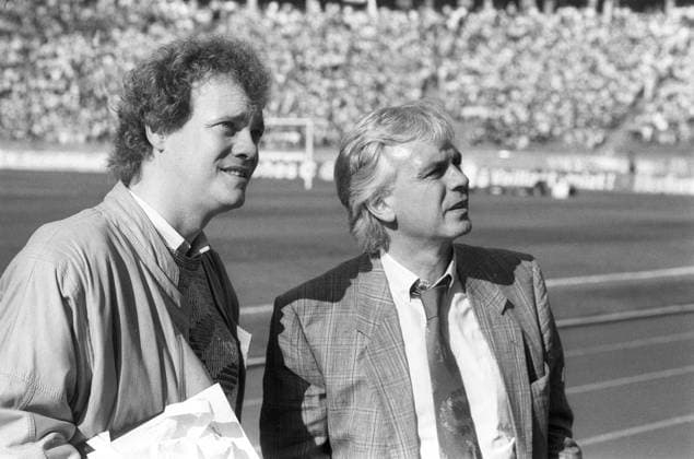 Dieter Kürten (re.) und Rolf Töpperwien 05 86 ru Dieter Kürten (re.) mit Rolf Töpperwien beim Endspiel FC Bayern München gegen VfB Stuttgart zum DFB-Pokal am 3. Mai 1986 in Berlin Deutschland deutsch deutscher deutsche Mann Männer Reporter Journalisten Journalist Journalismus Sportreporter Sportjournalist TV-Journalist Moderator TV Fernsehen Fußballkommentator Fußball DFB Pokalspiel Vereinspokal Pokalfinale Pokal german sports journalism soccer journalists quer halb stehend neutral Dreiviertelprofil Halbprofil Stadion sw *** Dieter Kürten re and Rolf Töpperwien 05 86 ru Dieter Kürten re with Rolf Töpperwien at the final match FC Bayern München against VfB Stuttgart to the DFB Cup on 3 May 1986 in Berlin Germany German German man men sports reporter journalist journalism sports journalist TV journalist presenter TV television soccer commentator soccer DFB Cup match club cup cup final cup german sports journalism soccer journalists crosswise half standing neutral three-quarter profile half profile stadium bw
