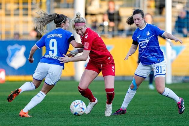 v li Katharina Naschenweng TSG, 9 , Sharon Beck Cologne, 10 , Jana Feldkamp TSG, 31 , duel, game scene, duel, duel, tackle, tackling, dynamic, action, action, 12 02 2023, Sinsheim Hoffenheim Germany , football, Flyeralarm Frauen Bundesliga, TSG 1899 Hoffenheim 1 FC Köln, 12 02 2023, Sinsheim Hoffenheim Germany , Football, Flyeralarm Frauen Bundesliga, TSG 1899 Hoffenheim 1 FC Köln, DFB DFL REGULATES PROHIBIT ANY USE OF PHOTOGRAPHS AS IMAGE SEQUENCES AND OR QUASI VIDEO xozx