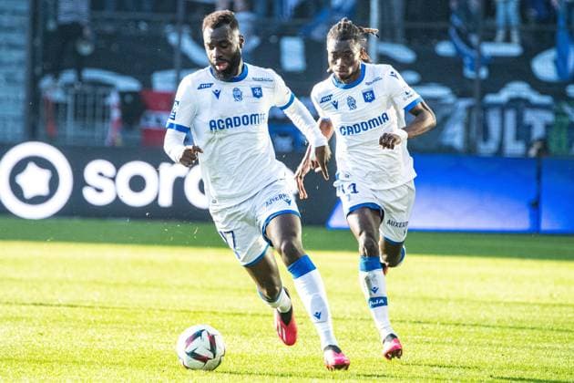 Lassine Sinayoko (AJ Auxerre) Gideon Mensah (AJ Auxerre) FOOTBALL : Angers SCO vs AJ Auxerre - Ligue 1 - Journee 23 - 12 02 2023 BaptisteAutissier Panoramic 
