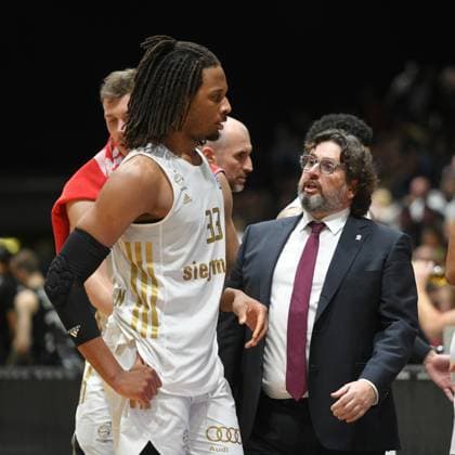 Andrea Trinchieri Head Coach, Head Coach, FC Bayern Muenchen Basketball re and Freddi Gillespie FC Bayern Muenchen Basketball li GER, NINERS Chemnitz vs FC Bayern Muenchen, Basketball, Bundesliga, easycredit BBL, 20 Spieltag, Saison 2022 2023, 12 02 2023 DFB DFL REGULATES PROHIBIT ANY USE OF PHOTOGRAPHS AS IMAGE SEQUENCES AND OR QUASI VIDEO GER, NINERS Chemnitz vs FC Bayern Muenchen, Basketball, Bundesliga, easycredit BBL, 20 Spieltag, Saison 2022 2023, 12 02 2023 Chemnitz Copyright: xEibner-Pressefoto BertxHarzerx EP_EER
