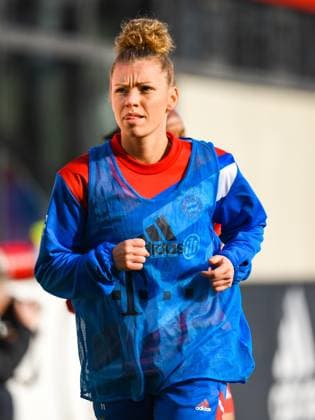 Soccer I Women I Season 2022 2023 I 1 Bundesliga I 12 Matchday I FC Bayern München Eintracht Frankfurt I 11 02 2023 Linda Dallmann 10, Bayern Munich shortly before her substitution during warm up Freisteller, portrait, portrait, single photo Munich Ingolstädter Straße 272 Bavaria Germany Copyright: xLobeca InesxHähnelx