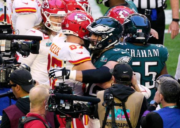 Mandatory Credit: Photo by Dave Shopland Shutterstock (13762400bf) Kansas City Chiefs tight end Travis Kelce (87) and his brother Philadelphia Eagles player Jason Kelce (62) embrace ahead of kick-off Philadelphia Eagles v Kansas City Chiefs, Super Bowl LVII, NFL, American Football Herren, USA University of Phoenix Stadium, Glendale Arizona, USA - 12 Feb 2023 Philadelphia Eagles v Kansas City Chiefs, Super Bowl LVII, NFL, University of Phoenix Stadium, Glendale Arizona, USA - 12 Feb 2023 Copyright: xDavexShopland Shutterstockx 13762400bf