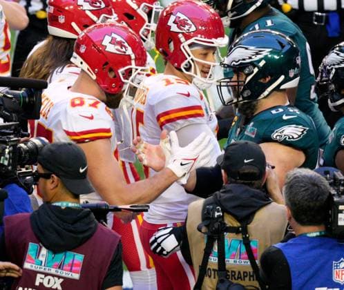 Mandatory Credit: Photo by Dave Shopland Shutterstock (13762400bi) Kansas City Chiefs tight end Travis Kelce (87) and his brother Philadelphia Eagles player Jason Kelce (62) embrace ahead of kick-off Philadelphia Eagles v Kansas City Chiefs, Super Bowl LVII, NFL, American Football Herren, USA University of Phoenix Stadium, Glendale Arizona, USA - 12 Feb 2023 Philadelphia Eagles v Kansas City Chiefs, Super Bowl LVII, NFL, University of Phoenix Stadium, Glendale Arizona, USA - 12 Feb 2023 Copyright: xDavexShopland Shutterstockx 13762400bi