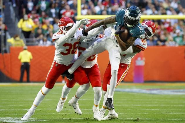Sport Bilder des Tages Philadelphia Eagles wide receiver DeVonta Smith (6) makes a catch against Kansas City Chiefs cornerback Trent McDuffie (21) and a pack of defenders during the first quarter of Super Bowl LVII at State Farm Stadium in Glendale, Arizona, on Sunday, February 12, 2023.  SBP20230212722 JOHNxANGELILLO