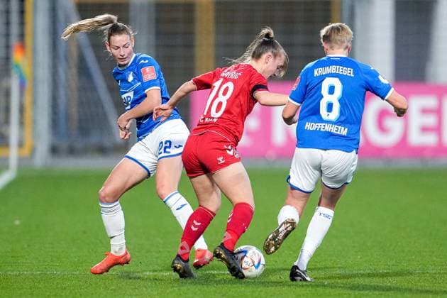 v li Sarai Linder TSG, 22 , Andrea Gavric Cologne, 18 , Paulina Krumbiegel TSG, 8 , duel, game scene, duel, duel, tackle, tackling, dynamic, action, action, 12 02 2023, Sinsheim Hoffenheim Germany , football, Flyeralarm Frauen Bundesliga, TSG 1899 Hoffenheim 1 FC Köln, 12 02 2023, Sinsheim Hoffenheim Germany , Football, Flyeralarm Frauen Bundesliga, TSG 1899 Hoffenheim 1 FC Köln, DFB DFL REGULATES PROHIBIT ANY USE OF PHOTOGRAPHS AS IMAGE SEQUENCES AND OR QUASI VIDEO xozx
