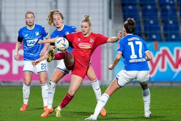 Sport Themen der Woche KW06 Sport Bilder des Tages v.li.: Sarai Linder (TSG, 22), Fabienne Dongus (TSG, 33), Lena Uebach (Köln, 27), Franziska Harsch (TSG, 17), Zweikampf, Spielszene, Duell, duel, tackle, tackling, Dynamik, Action, Aktion, 12.02.2023, Sinsheim (Hoffenheim) (Deutschland), Fussball, Flyeralarm Frauen-Bundesliga, TSG 1899 Hoffenheim - 1. FC Köln, 12.02.2023, Sinsheim (Hoffenheim) (Deutschland), Fussball, Flyeralarm Frauen-Bundesliga, TSG 1899 Hoffenheim - 1. FC Köln, DFB DFL REGULATIONS PROHIBIT ANY USE OF PHOTOGRAPHS AS IMAGE SEQUENCES AND OR QUASI-VIDEO. *** v li Sarai Linder TSG, 22 , Fabienne Dongus TSG, 33 , Lena Uebach Cologne, 27 , Franziska Harsch TSG, 17 , duel, game scene, duel, tackle, tackling, dynamics, action, action, 12 02 2023, Sinsheim Hoffenheim Germany , Football, Flyeralarm Frauen Bundesliga, TSG 1899 Hoffenheim 1 FC Köln, 12 02 2023, Sinsheim Hoffenheim Germany , Football, Flyeralarm Frauen Bundesliga, TSG 1899 Hoffenheim 1 FC Köln, DFB DFL REGULATES PROHIBIT ANY USE OF PHOTOGRAPHS AS IMAGE SEQUENCES AND OR QUASI VIDEO xozx