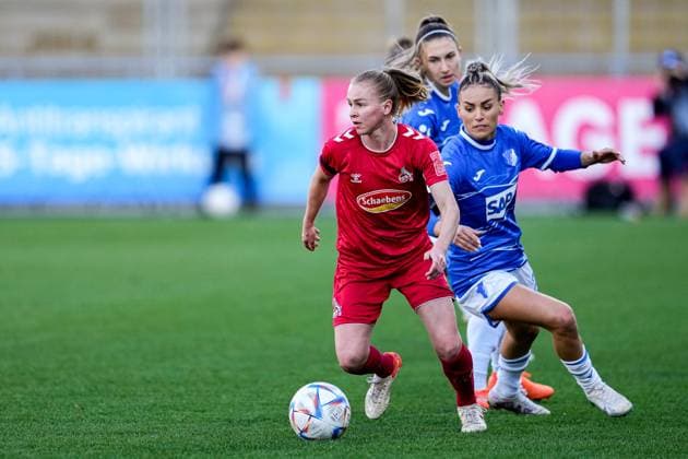 v li Laura Donhauser Cologne, 25 , Katharina Naschenweng TSG, 9 , Ereleta Memeti TSG, 23 , duel, game scene, duel, tackle, tackling, dynamics, action, action, 12 02 2023, Sinsheim Hoffenheim Germany , Football, Flyeralarm Frauen Bundesliga, TSG 1899 Hoffenheim 1 FC Köln, 12 02 2023, Sinsheim Hoffenheim Germany , Football, Flyeralarm Frauen Bundesliga, TSG 1899 Hoffenheim 1 FC Köln, DFB DFL REGULATES PROHIBIT ANY USE OF PHOTOGRAPHS AS IMAGE SEQUENCES AND OR QUASI VIDEO xozx