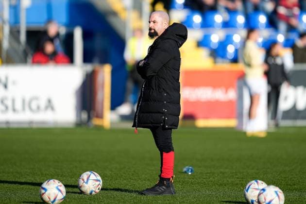 Sascha Glass coach, head coach, 1 FC Cologne , crop, full body, single image, single photo, action, action, 12 02 2023, Sinsheim Hoffenheim Germany , football, Flyeralarm Frauen Bundesliga, TSG 1899 Hoffenheim 1 FC Köln, 12 02 2023, Sinsheim Hoffenheim Germany , Football, Flyeralarm Frauen Bundesliga, TSG 1899 Hoffenheim 1 FC Köln, DFB DFL REGULATES PROHIBIT ANY USE OF PHOTOGRAPHS AS IMAGE SEQUENCES AND OR QUASI VIDEO xozx