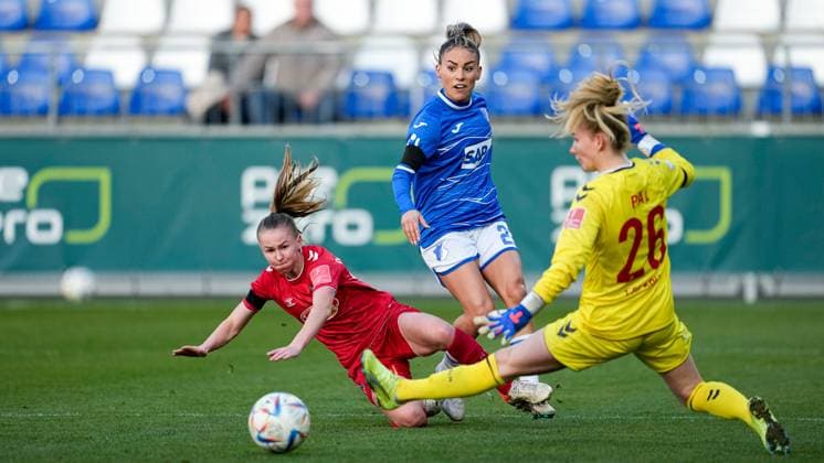 v li Laura Donhauser Cologne, 25 , Ereleta Memeti TSG, 23 , Jasmin Pal goalkeeper, goalkeeper, Cologne, 26 , duel, game scene, duel, duel, tackle, tackling, dynamics, action, action, 12 02 2023, Sinsheim Hoffenheim Germany , football, Flyeralarm Frauen Bundesliga, TSG 1899 Hoffenheim 1 FC Köln, 12 02 2023, Sinsheim Hoffenheim Germany , Football, Flyeralarm Frauen Bundesliga, TSG 1899 Hoffenheim 1 FC Köln, DFB DFL REGULATES PROHIBIT ANY USE OF PHOTOGRAPHS AS IMAGE SEQUENCES AND OR QUASI VIDEO xozx