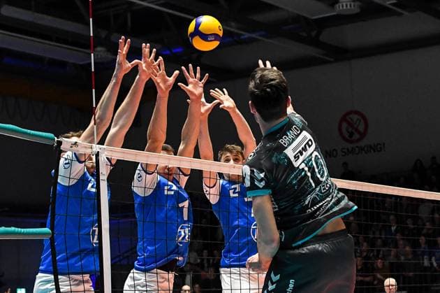 Sport Themen der Woche KW06 Sport Bilder des Tages GER, VBL, VfB Friedrichshafen vs SWD powervolleys Düren Dueren 12.02.2023, Bodensee-Airport Arena, Friedrichshafen, GER, VBL, VfB Friedrichshafen vs SWD powervolleys Düren Dueren, im Bild Tobias Brand (Dueren, 10) scheitert am Block mit Michal Superlak (Friedrichshafen, 6), Aleksandar Nedeljkovic (Friedrichshafen, 1) und Luciano Vicentin (Friedrichshafen, 7) *** GER, VBL, VfB Friedrichshafen vs SWD powervolleys Düren Dueren 12 02 2023, Bodensee Airport Arena, Friedrichshafen, GER, VBL, VfB Friedrichshafen vs SWD powervolleys Düren Dueren, pictured Tobias Brand Dueren, 10 fails to block with Michal Superlak Friedrichshafen, 6 , Aleksandar Nedeljkovic Friedrichshafen, 1, and Luciano Vicentin Friedrichshafen, 7. nordphotoxGmbHx xHafner nph00200