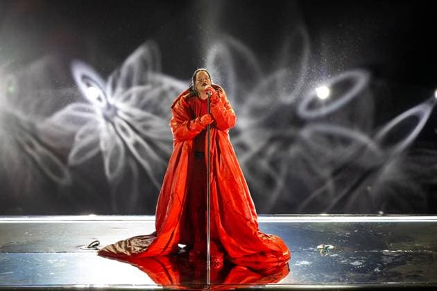 GLENDALE, AZ - FEBRUARY 12: Rihanna performs during halftime at Super Bowl LVII between the Philadelphia Eagles and the Kansas City Chiefs on Sunday, February 12th, 2023 at State Farm Stadium in Glendale, AZ. (Photo by Adam Bow Icon Sportswire) NFL, American Football Herren, USA FEB 12 Super Bowl LVII - Eagles vs Chiefs Icon230212294