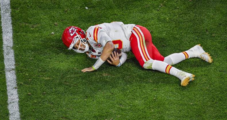 Sport Themen der Woche KW06 Sport Bilder des Tages February 12, 2023, Glendale, Arizona, USA: Kansas City Chiefs quarterback Patrick Mahomes grimaces in pain after being tackled late in the second quarter during Super Bowl LVII Sunday, Feb. 12, 2023, in Glendale, Arizona. Glendale USA - ZUMAm67_ 0202623750st Copyright: xRichxSuggx