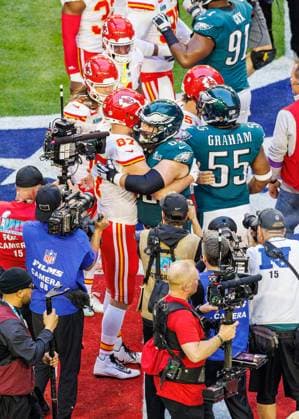 GLENDALE, AZ - FEBRUARY 12: Kansas City Chiefs tight end Travis Kelce (87) and Philadelphia Eagles center Jason Kelce (62) embrace at midfield before Super Bowl LVII between the Philadelphia Eagles and the Kansas City Chiefs on Sunday, February 12th, 2023 at State Farm Stadium in Glendale, AZ. (Photo by Adam Bow Icon Sportswire) NFL, American Football Herren, USA FEB 12 Super Bowl LVII - Eagles vs Chiefs Icon2302124305