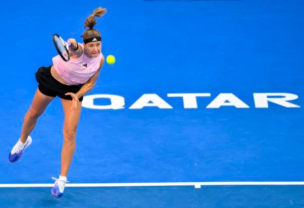 Sport Bilder des Tages WTA, Tennis Damen Qatar TotalEnergies Open 2023 Karolina Muchova of Czech Republic in action against Martina Trevisan of Italy at the WTA Qatar TotalEnergies Open tennis tournament at the Khalifa International Tennis Complex in Doha, Qatar, 13 February 2023 DOHA Qatar  Copyright: xNoushadxThekkayilx originalFilename:varittyakkal-wtaqatar230213_npQFh.jpg